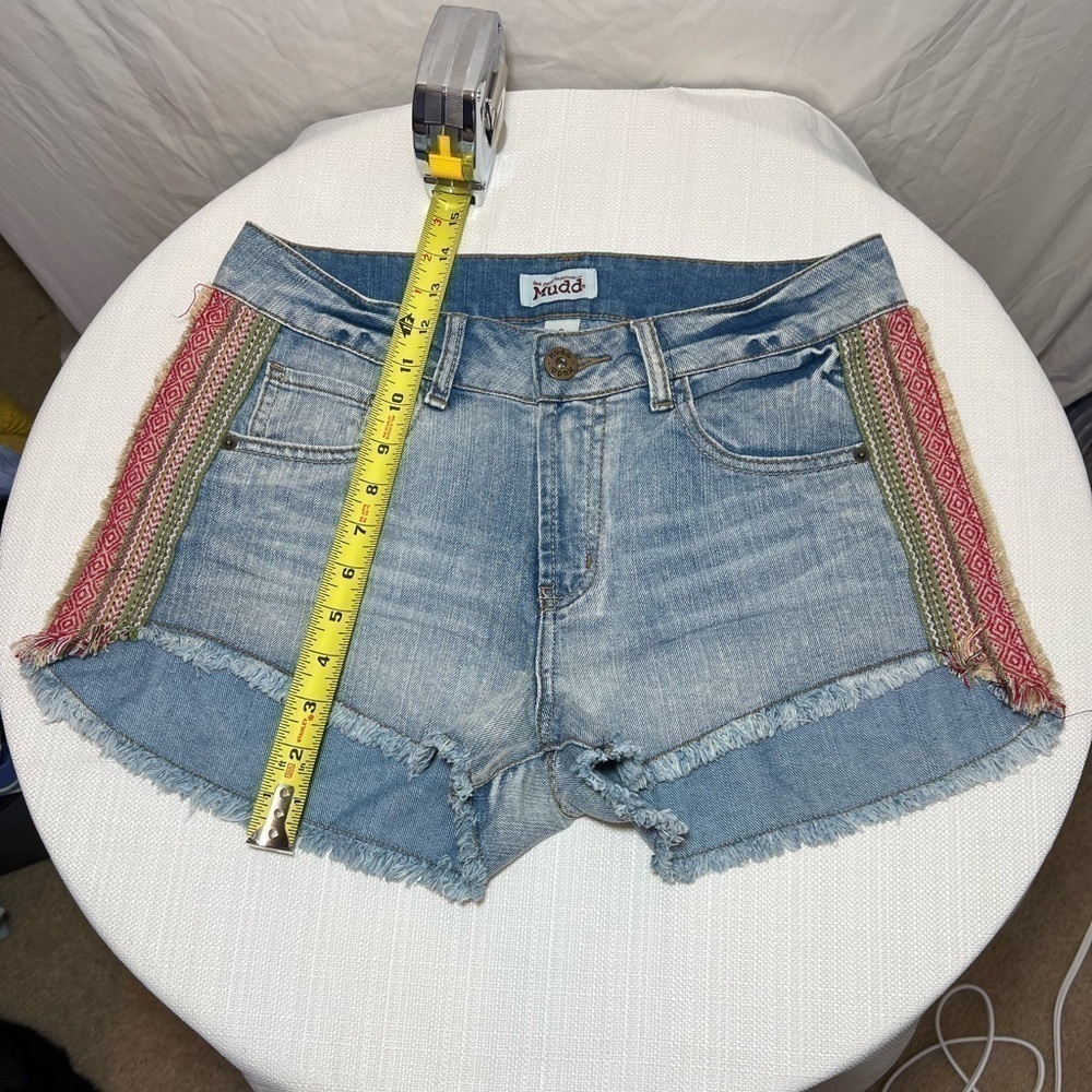 Mudd High-Waisted Denim Shorts with Embroidery - Size 9 - Great Condition! - Picture 4 of 5